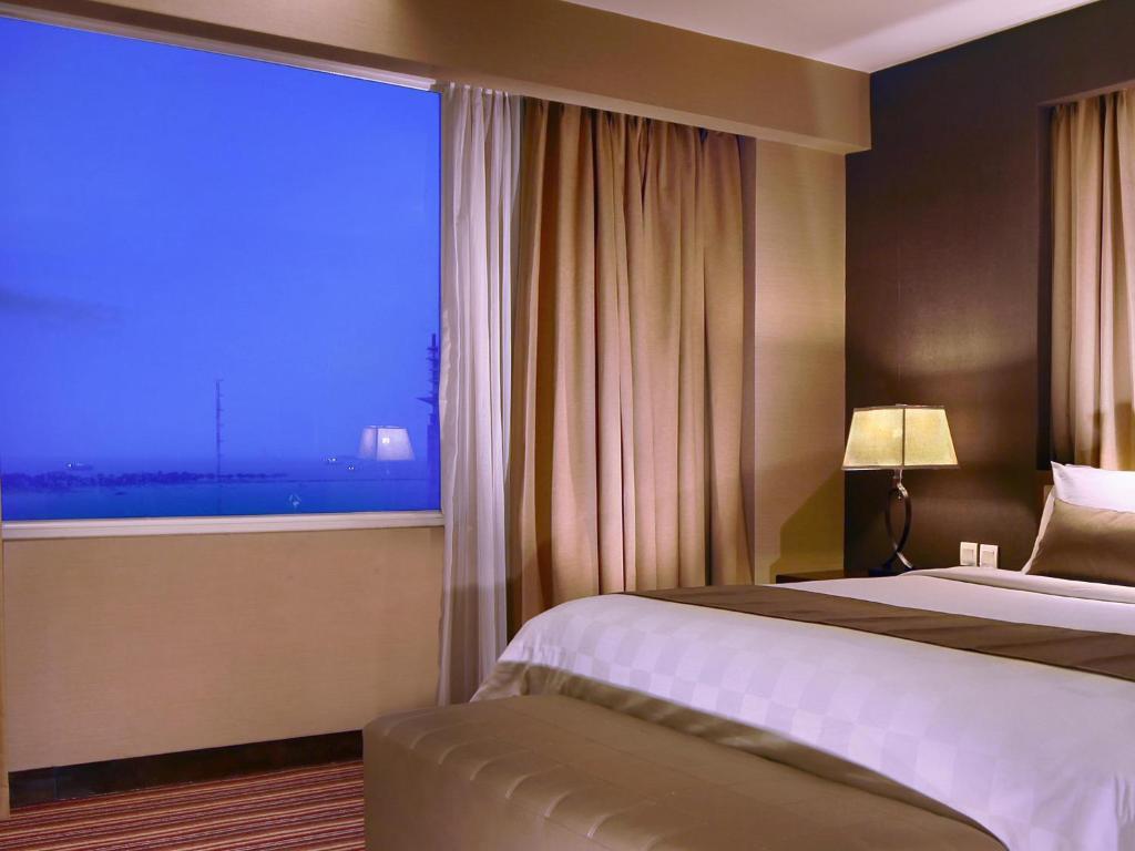 Aston Makassar Hotel & Convention Center Exterior foto